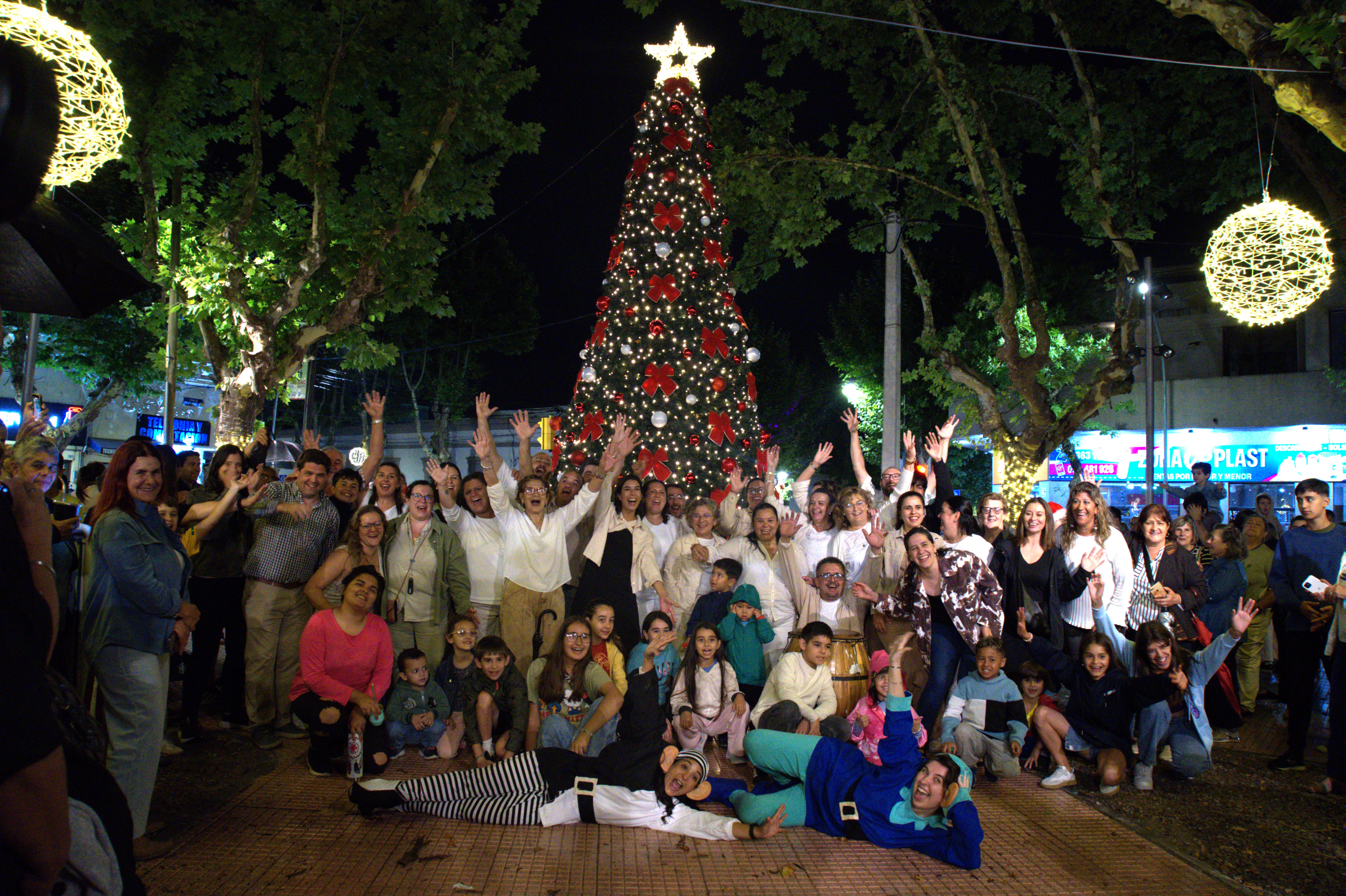 La ciudad inauguró su iluminación navideña