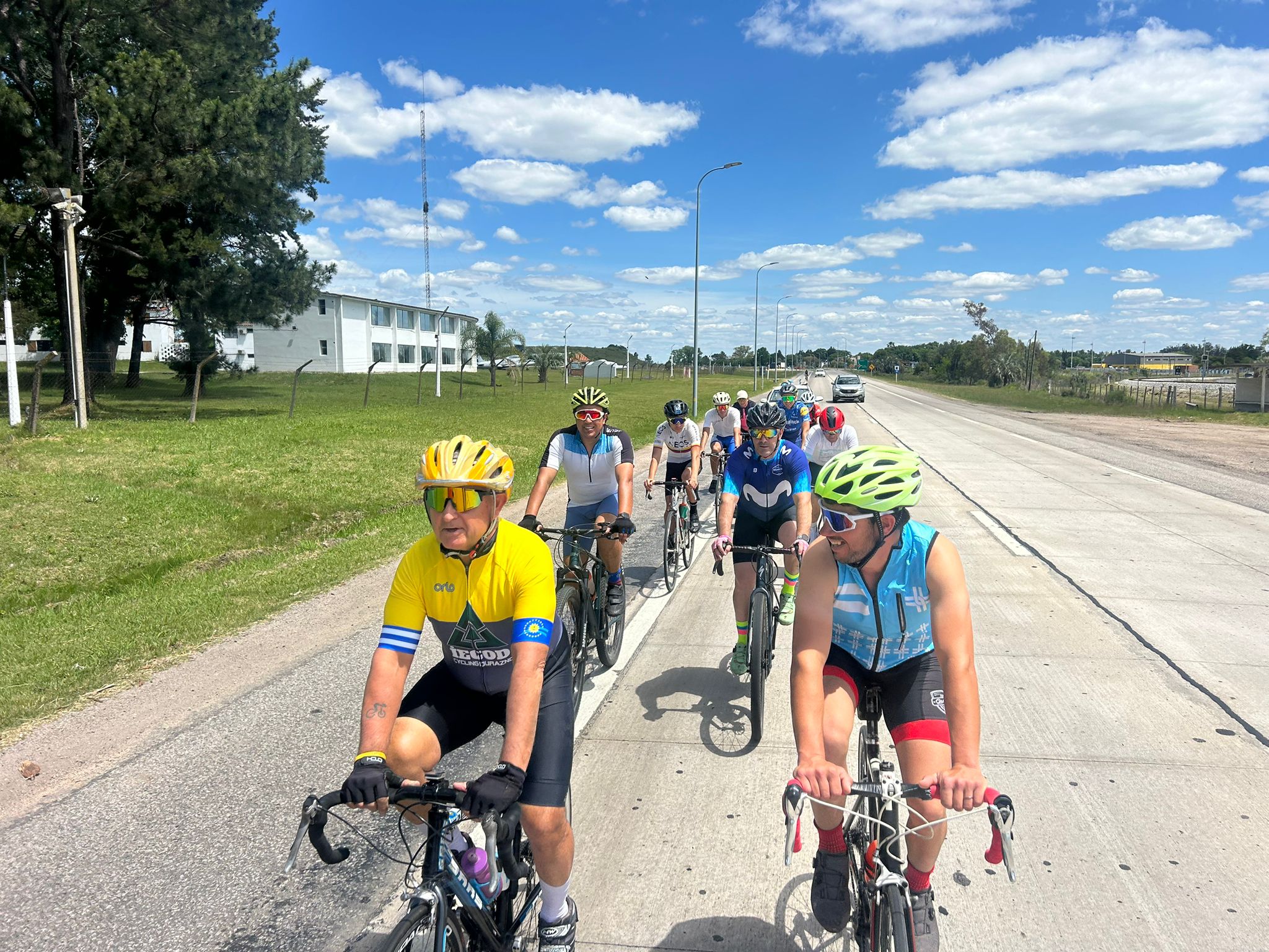 Una jornada de ciclismo en la celebración de la Escuela Ombúes de Oribe