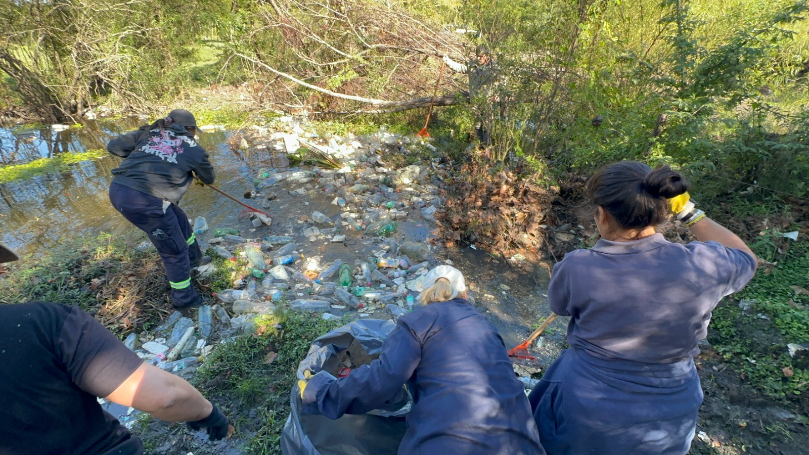 Jornada de limpieza en Camino de los Hornos derivó en el retiro de 30 camiones repletos de residuos