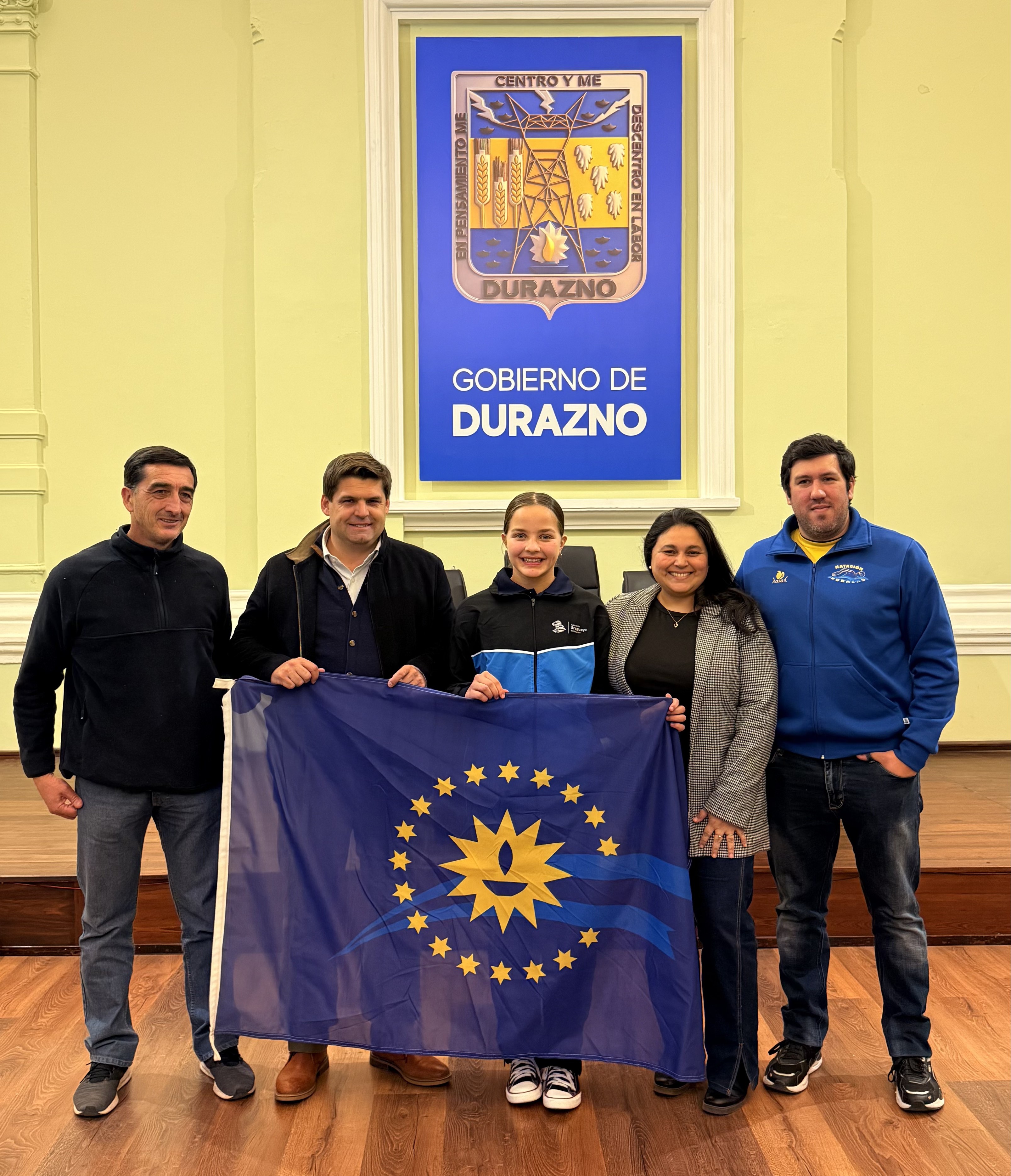 Rebeca González, joven nadadora duraznense, competirá en Chile