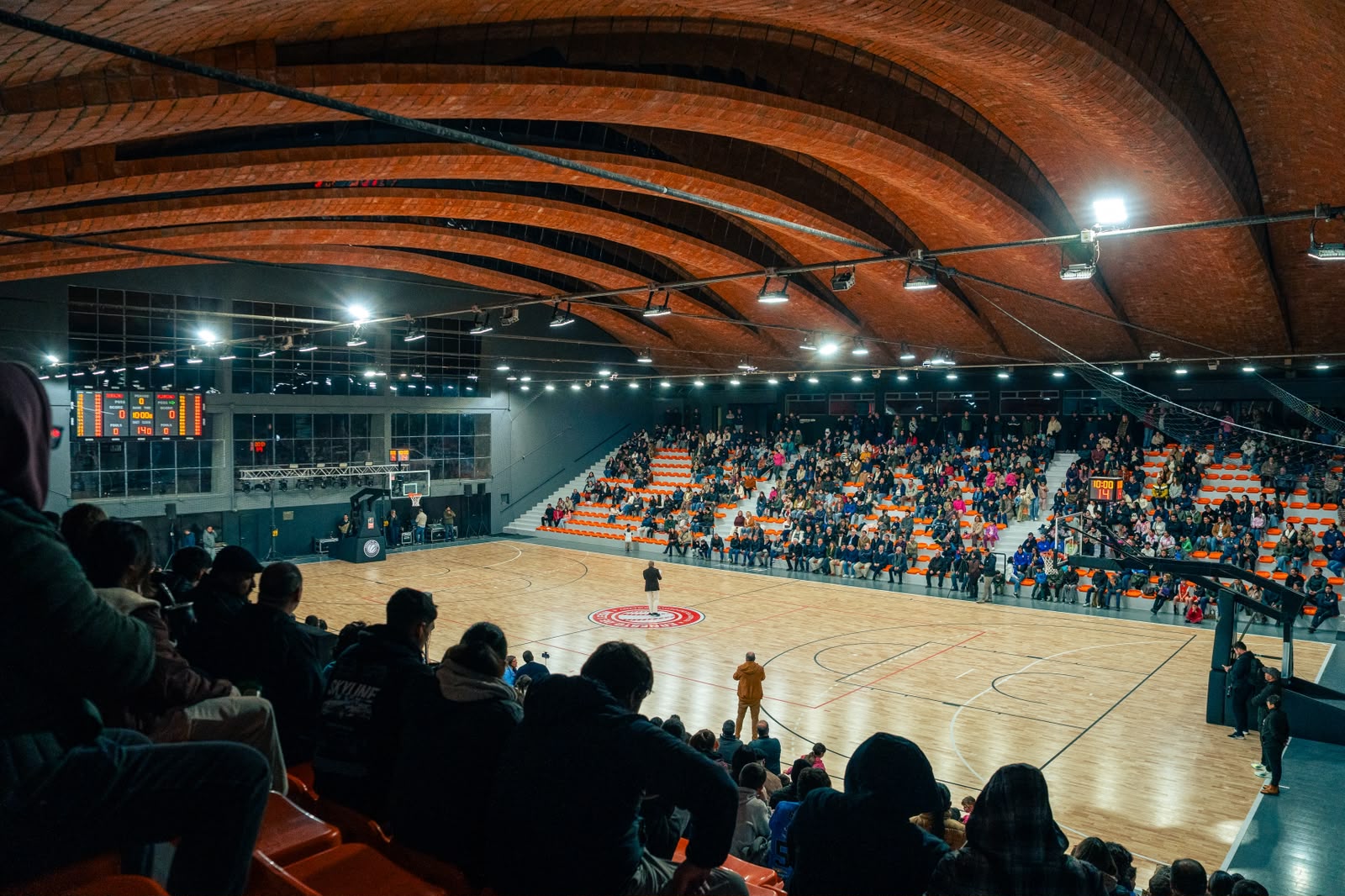 El Estadio Polideportivo Ernesto de León volvió a abrir sus puertas con una noche de emoción, historia y deporte