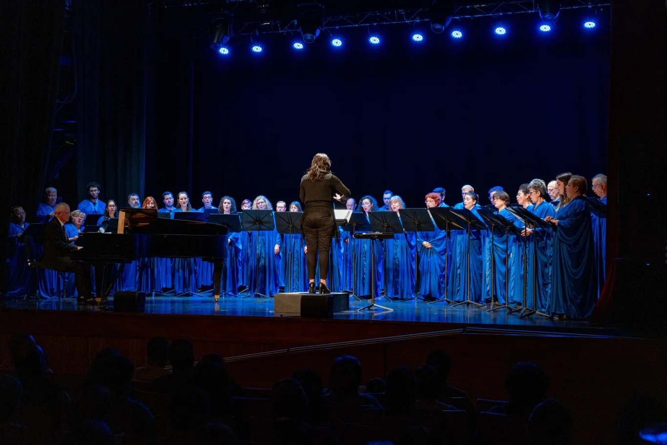 El Teatro Español colmado disfrutó del Coro Nacional del Sodre