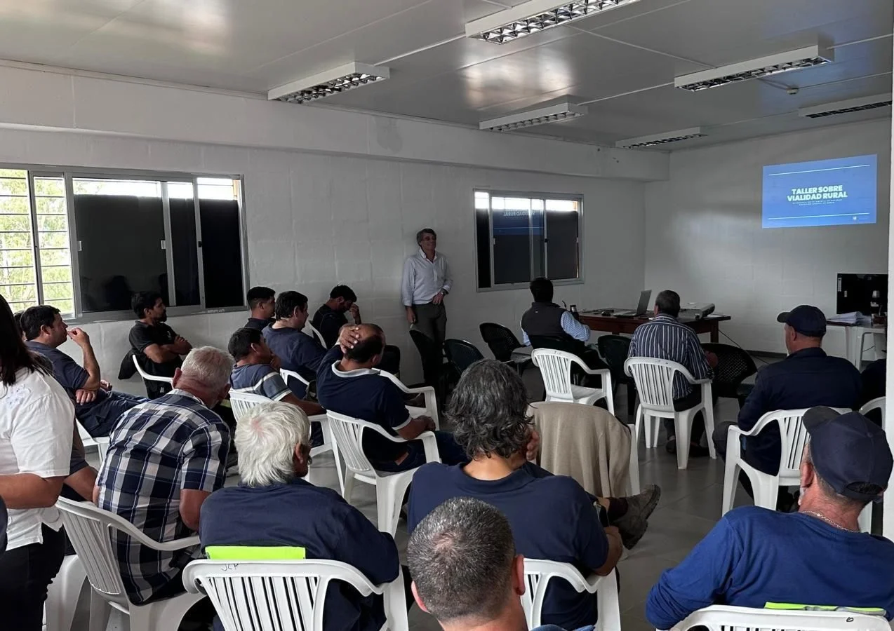 Las lluvias frenaron las obras, pero no al equipo: Vialidad Rural aprovechó la pausa para capacitarse en La Paloma