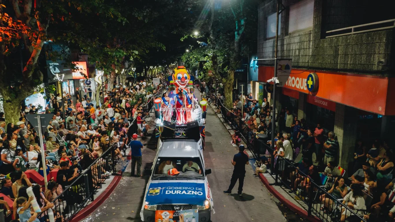 Desfile inaugural del Carnaval de Durazno 2026 congregó a miles de personas en 18 de Julio