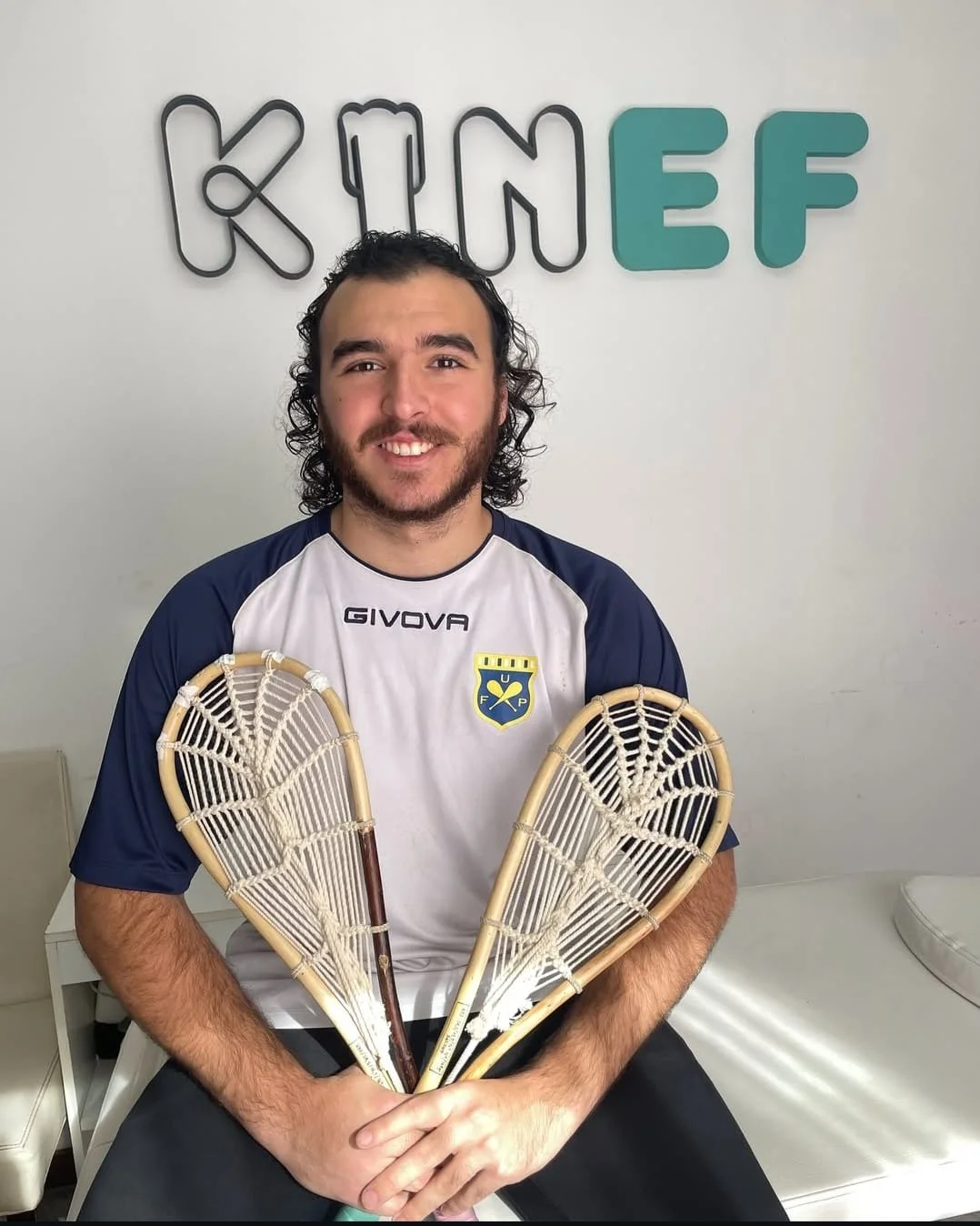 Joaquín Nadrúz recibe la bandera de Durazno antes de partir al Mundial de Pelota Vasca