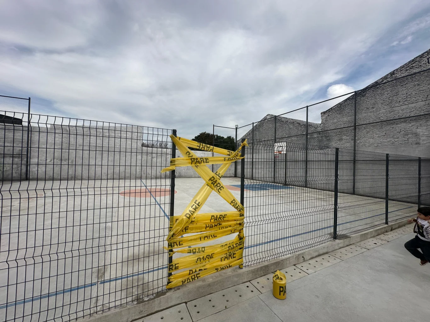 Inician trabajos de mantenimiento en cancha de deportes de Plaza Ítala Mondragón