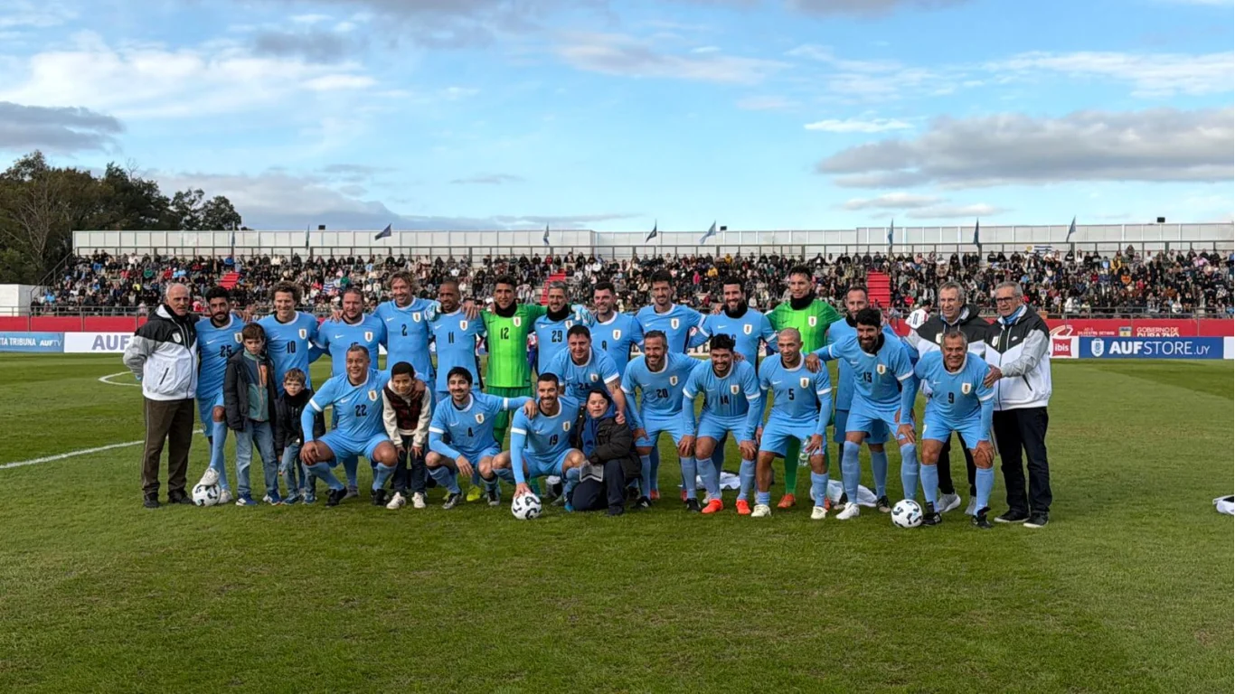 Forlán, Lugano, Abreu y 30 figuras más: el Duelo de Leyendas llenó el Landoni en una linda fiesta del fútbol
