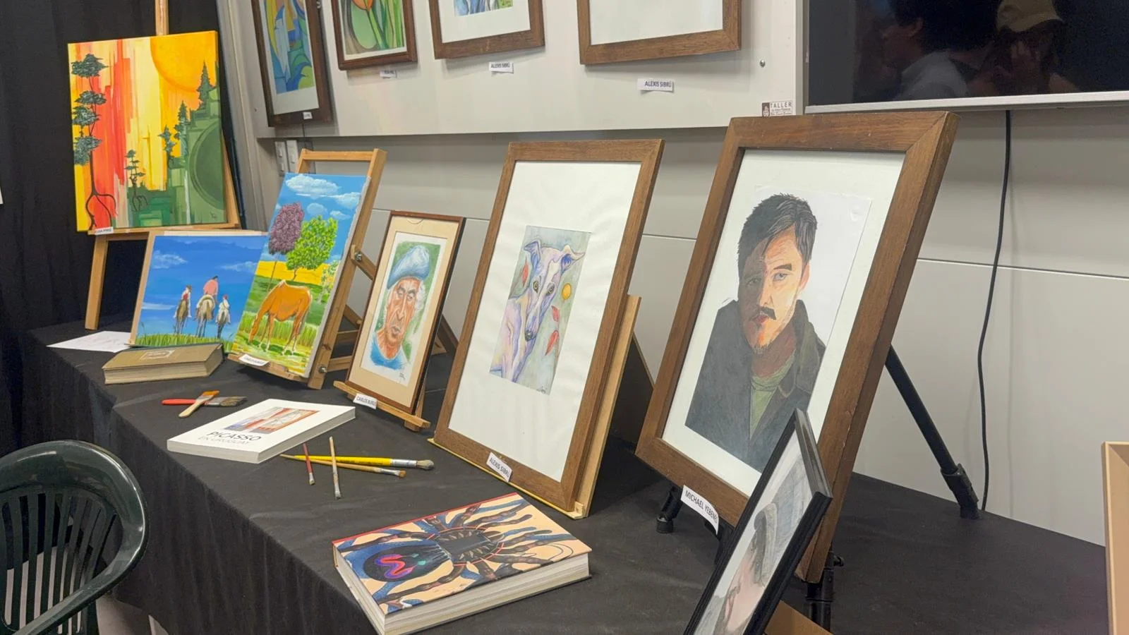 Exposición de fin de año del Taller de Artes Plásticas reúne obras, concierto y homenaje