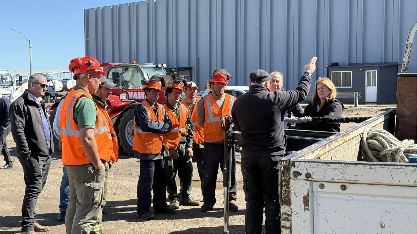 Funcionarios de Ornato Público recibieron capacitación en manejo seguro de grúa