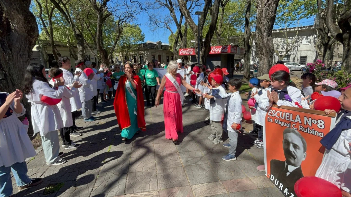 Numerosa y colorida caminata por el Día de las Personas Mayores