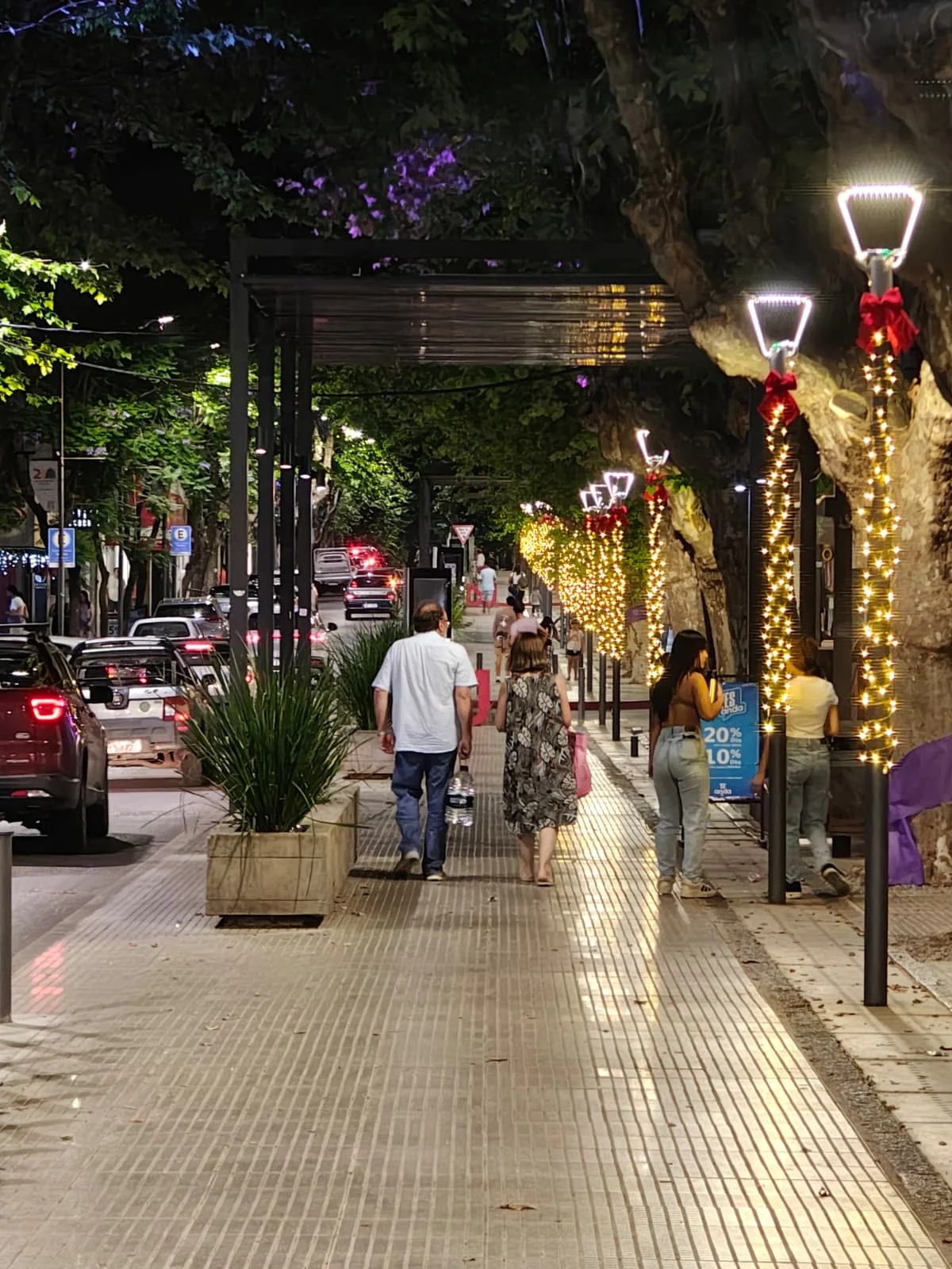 “Navidad a Cielo Abierto” tiñe de espíritu festivo el centro de Durazno con más de 30 vidrieras intervenidas