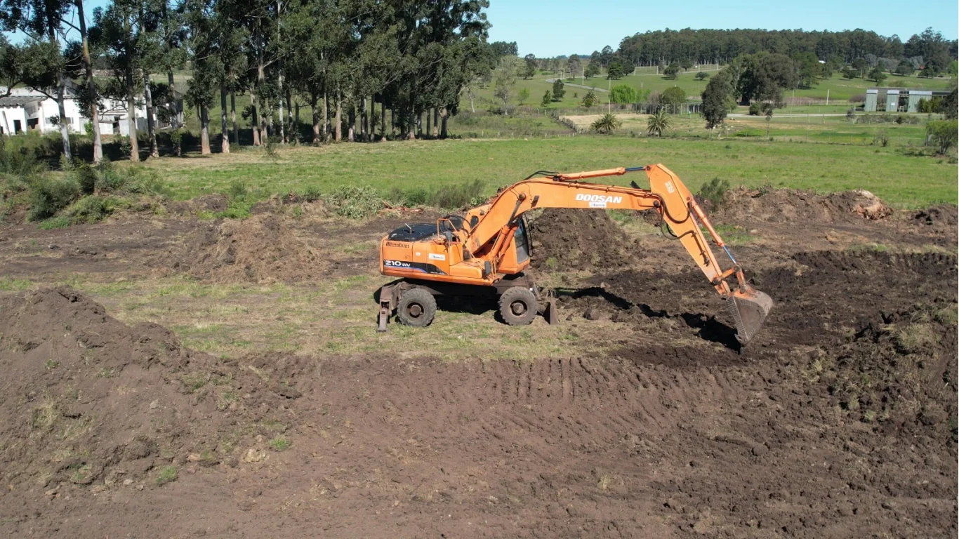 Comenzaron las obras de una nueva cancha de césped sintético y futuro complejo deportivo
