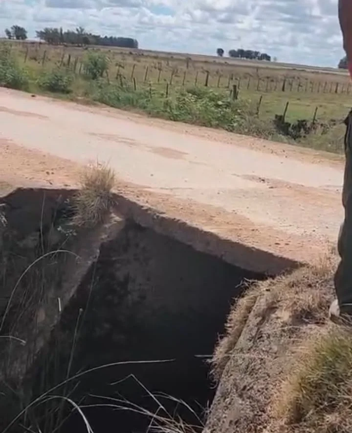 Fisura en alcantarilla de Pajas Blancas corta el paso del tránsito pesado en Ruta 19