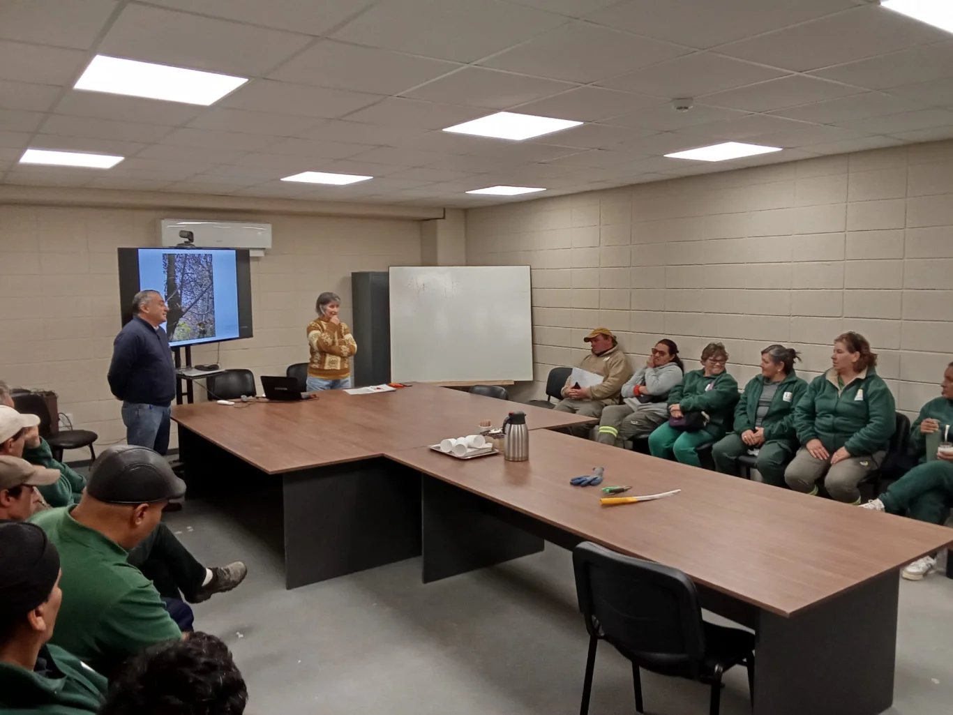 Capacitan a funcionarios de Espacios Públicos y Bioparque para mejorar la gestión de áreas verdes