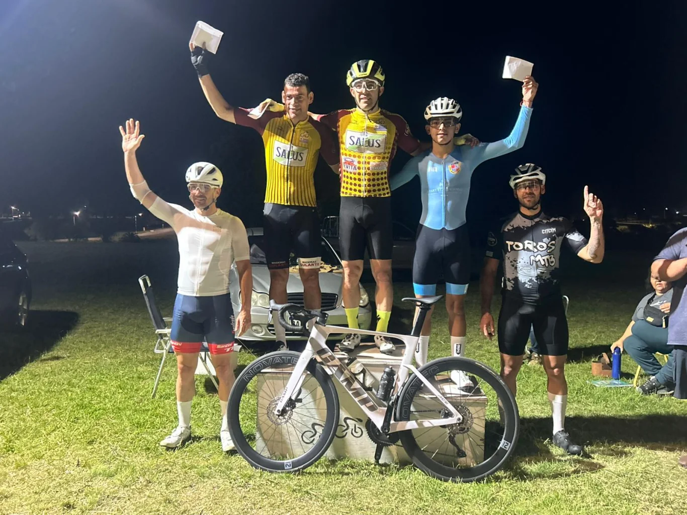 Más de 70 ciclistas competieron en la nocturna del Parque de la Hispanidad