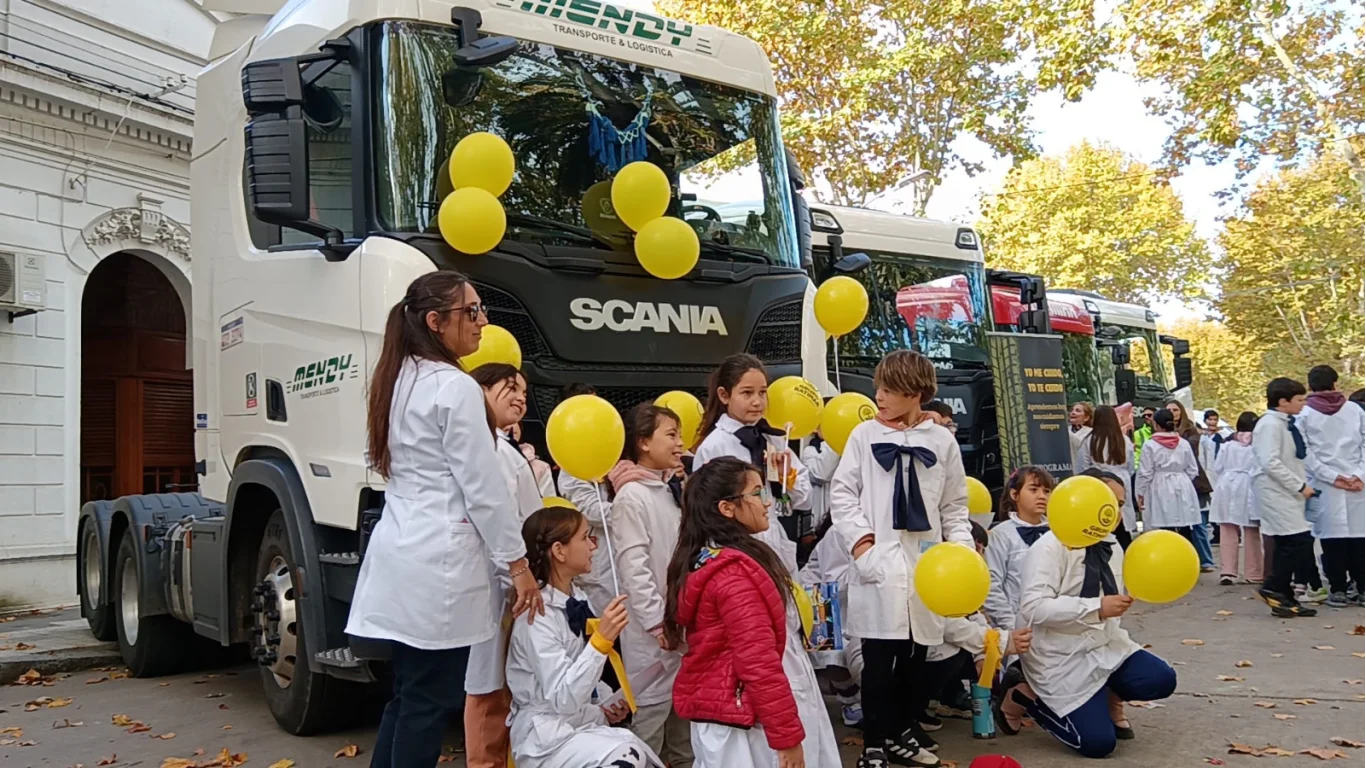 Mayo Amarillo convocó a toda la comunidad: camiones, simuladores y escolares en Plaza Independencia