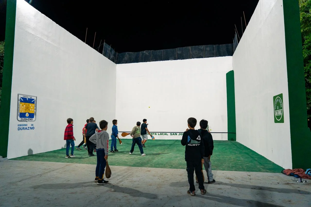 Algorta reinauguró el Frontón de San Jorge y anunció plaza, cancha sintética y mejoras viales para la zona