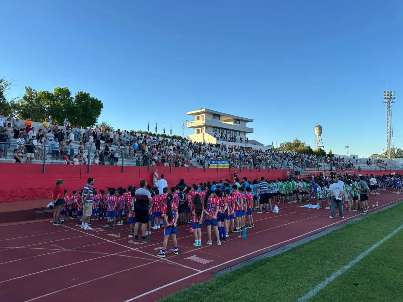 Durazno vivió la clausura de la temporada 2025 del fútbol infantil con desfile y premiación