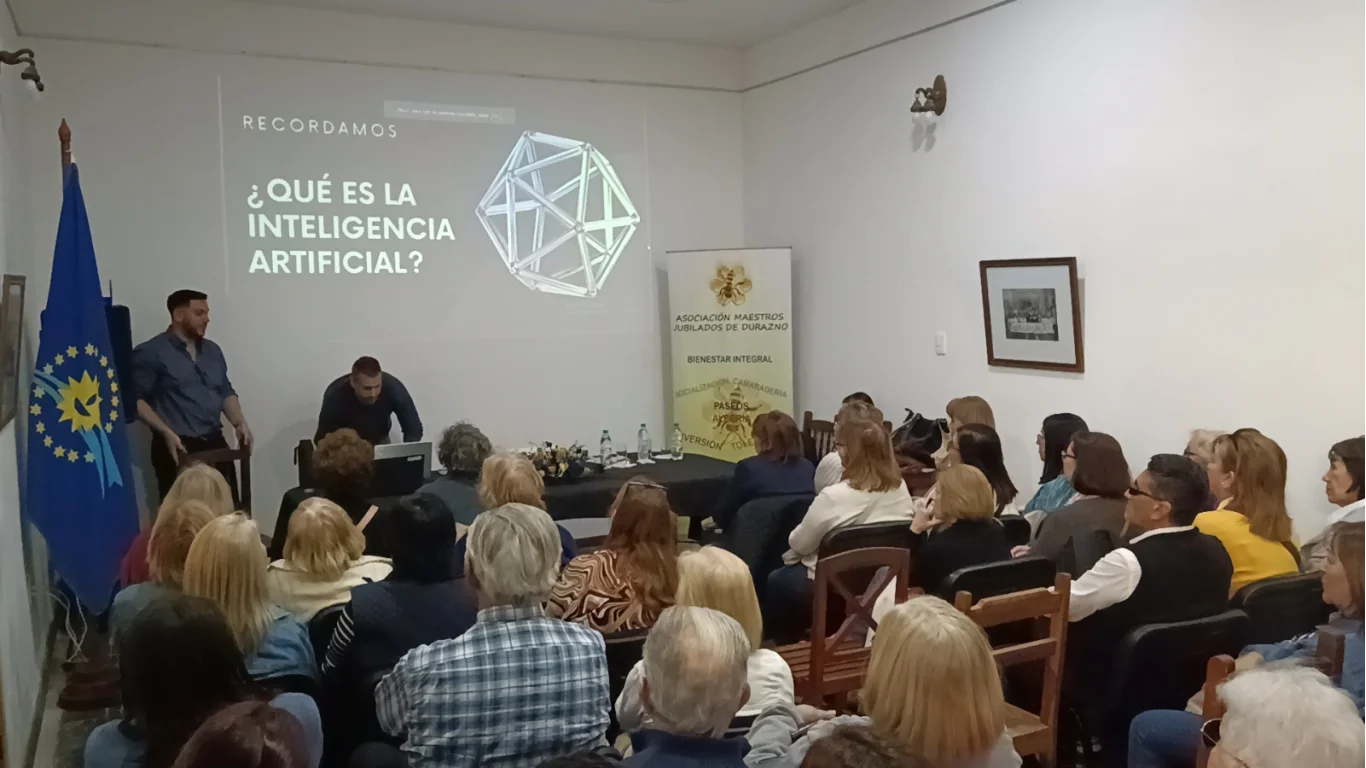 Adultos mayores se acercaron a la Inteligencia Artificial en Durazno