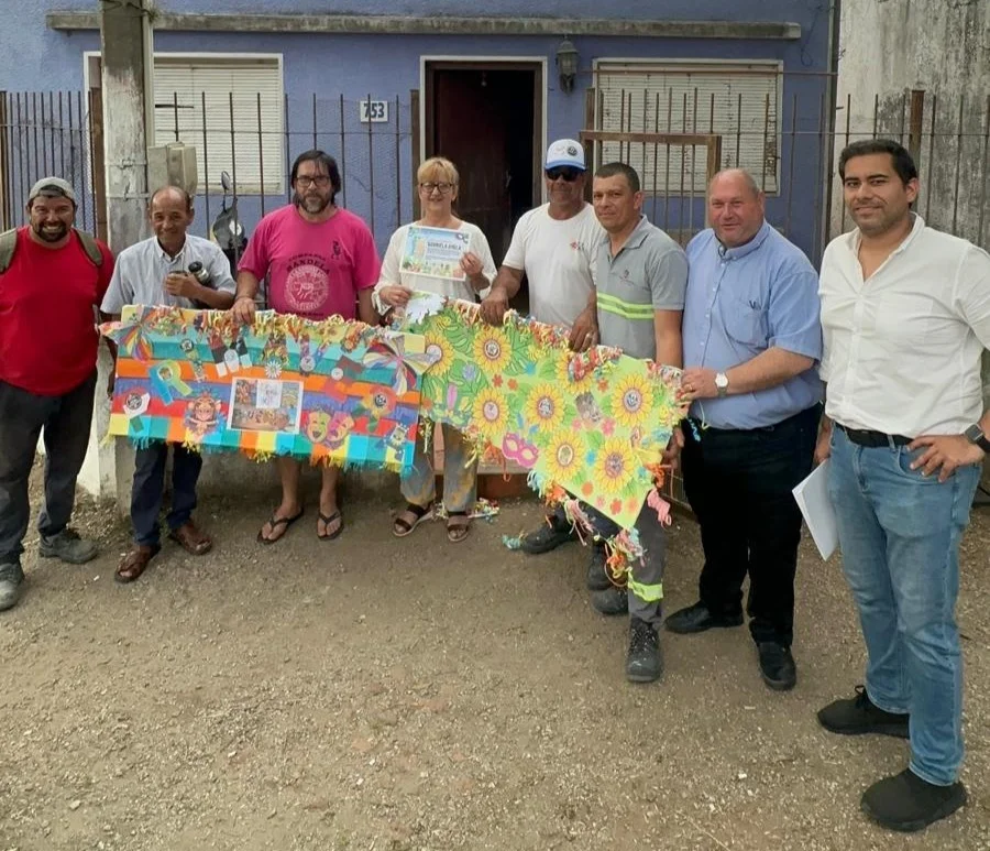 Vecina de Larrañaga recibe reconocimiento por adorno alusivo al Desfile de Primavera