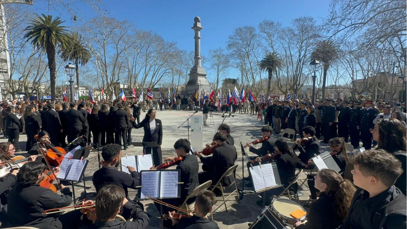 Con una Plaza a tope, Durazno realizó la celebración del Bicentenario de la Independencia