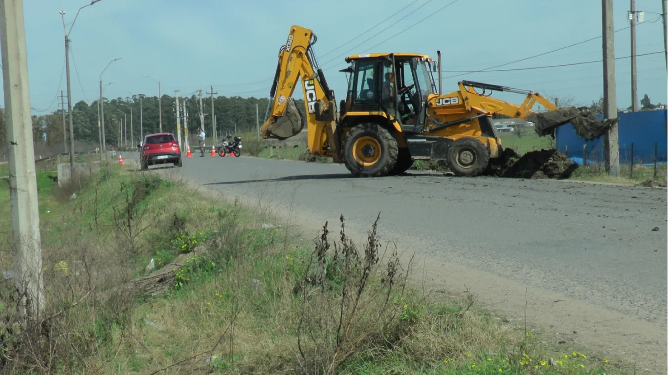 Se avanza con limpieza de desagües en barrios y en Av. Instrucciones del Año XIII