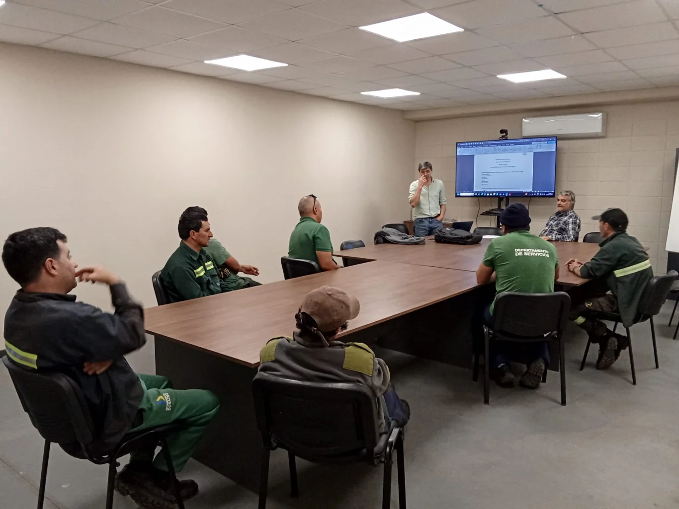 Capacitan a personal de ornato público en apeo seguro de árboles en la ciudad