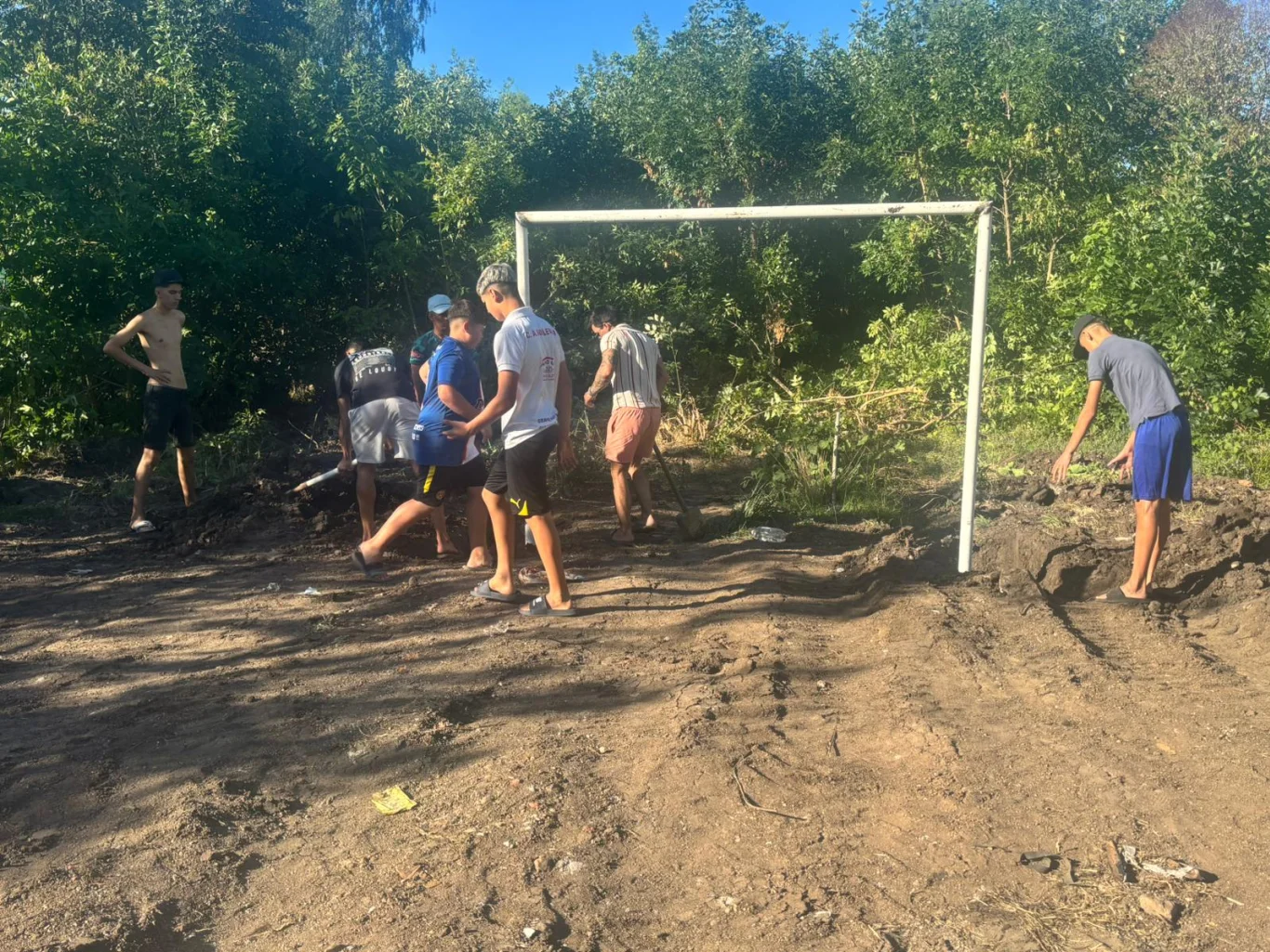 Intendencia y vecinos acondicionan terreno en Puerto de los Barriles y habilitan canchita de fútbol barrial