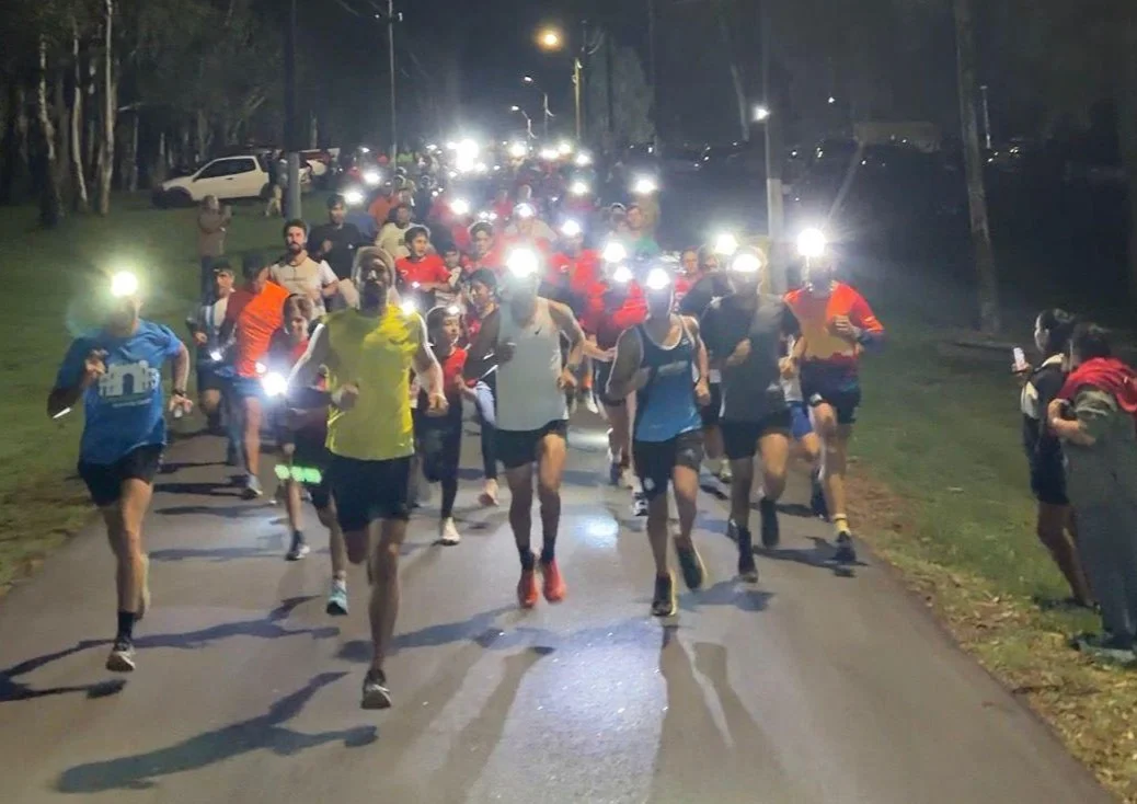 Más de 150 personas corrieron de noche en el Parque de la Hispanidad y fue una fiesta
