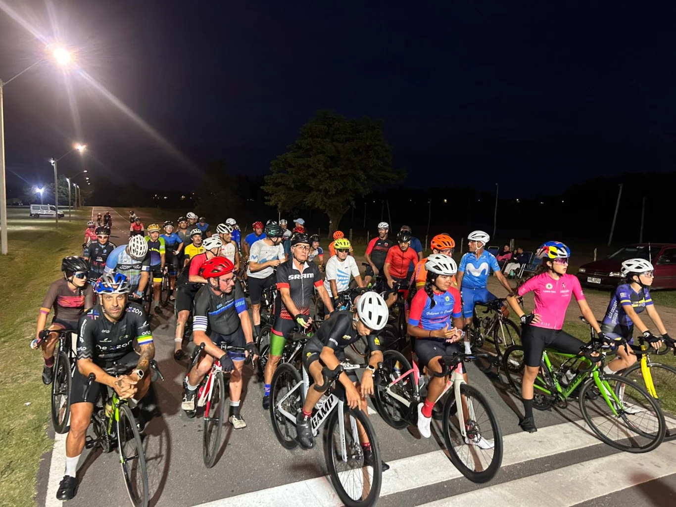 El Parque de la Hispanidad fue escenario de una concurrida carrera nocturna de ciclismo