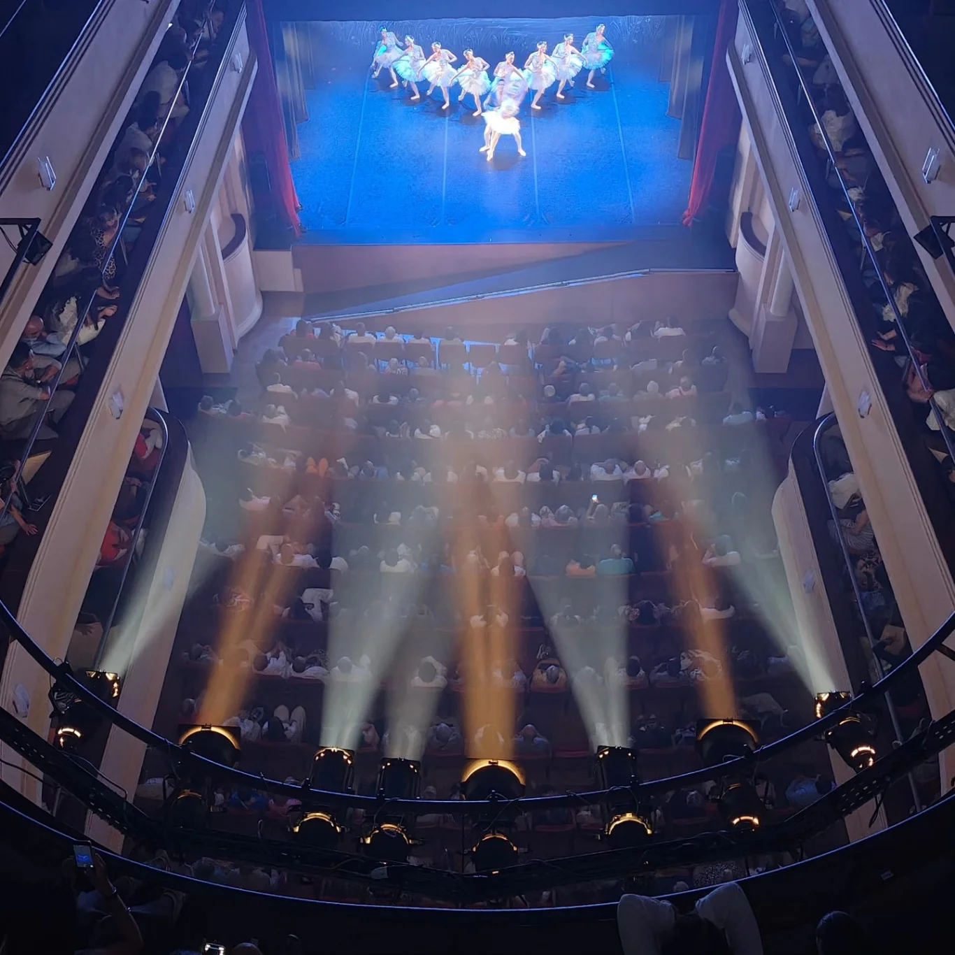 “El Lago de los Cisnes” llenó el Teatro Español y emocionó a más de 400 personas